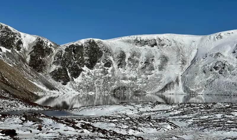GRAND-Y BRANDY: Spectacular winter conditions on the cliffs above the frozen waters of Loch Brandy